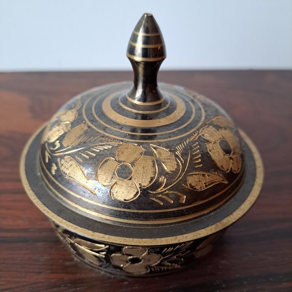 Indian brass hand-etched bowl and lid - Picture 2 of 6